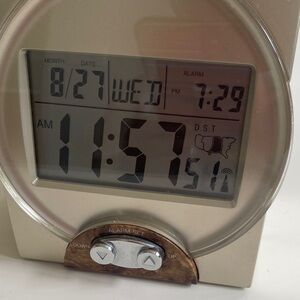 Reizen Atomic Talking Digital Alarm Clock says time day and date working